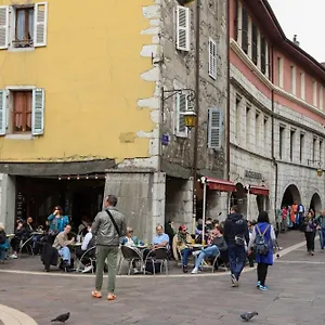 le-coeur-de-ville-splendide-t2-plein-centre.hotels-rhonealpes.com/
